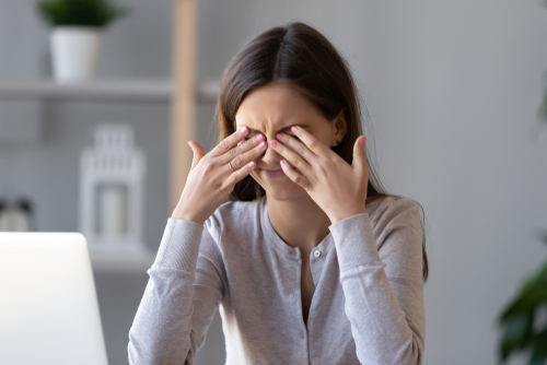 woman with irritated eyes